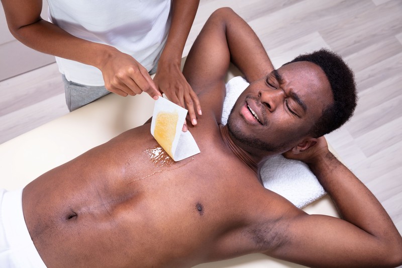 Eine Methode der Haarentfernung für Männer ist Waxing.