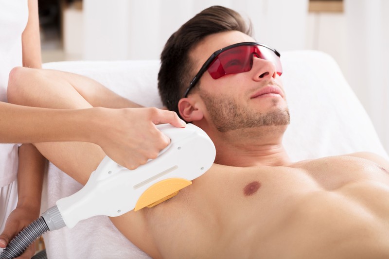 Eine Methode der Haarentfernung ist es, sich die Haare mit der IPL-Methode zu entfernen.