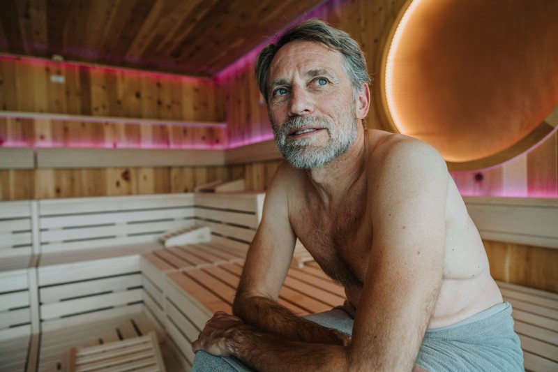 Sauna kann tatsächlich bei Schweiß Abhilfe schaffen.