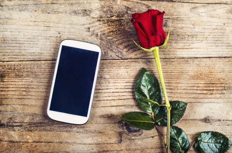 Eine Frau hatte bei einem Tinder-Date noch einen Freund.