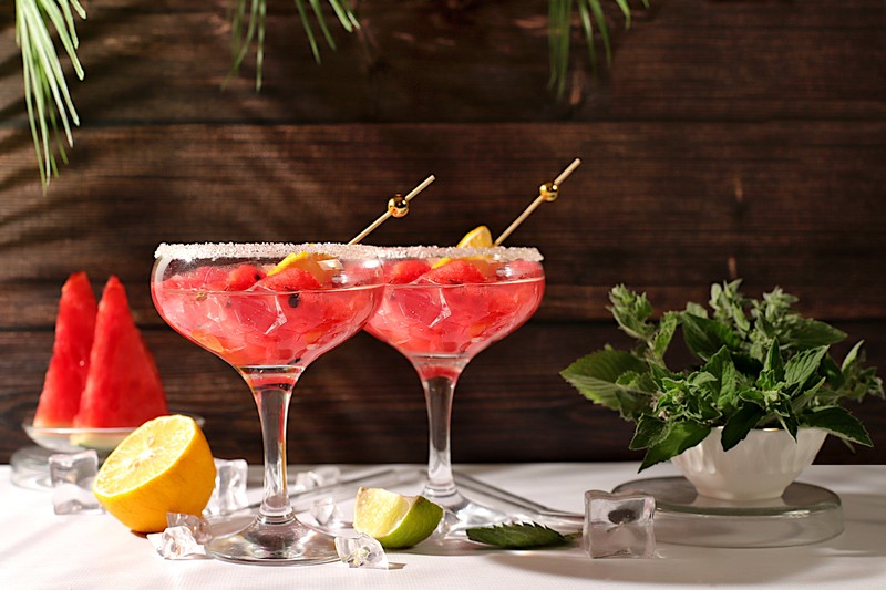Eine Frau mixte sich einen Cocktail.