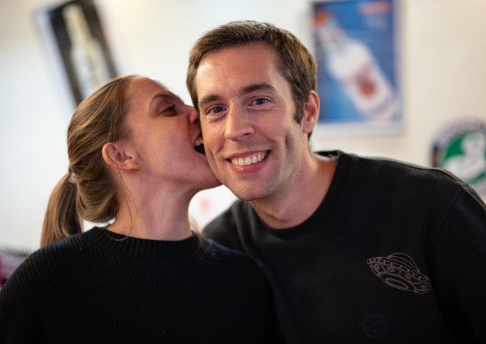 Mann und Frau haben ein Date.