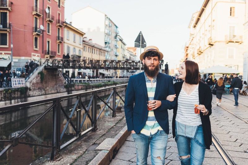 Das Foto zeigt einen Mann, der den lässigen Grown-up Streetstyle mit Cardigan, Hemd und Jeans trägt