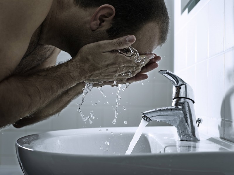Ein Mann, der seinen Vollbart regelmäßig wäscht, hat einen gepflegten Bart.