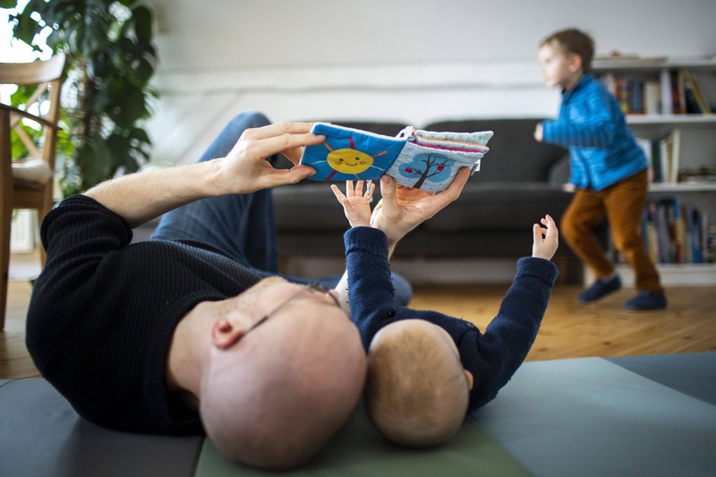 Ein Vater, der einen lustigen Alltag mit seinen Kindern hat