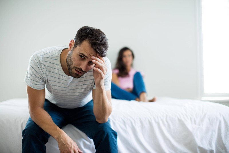 Solltest du dich von deiner Partnerin trennen? Es gibt einige Gedanken, die sich Männer zu ihrer Beziehung machen.