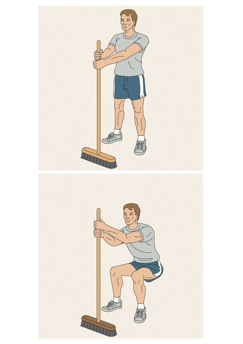 Ein Mann, der Squat-Übungen mit einem Besen macht