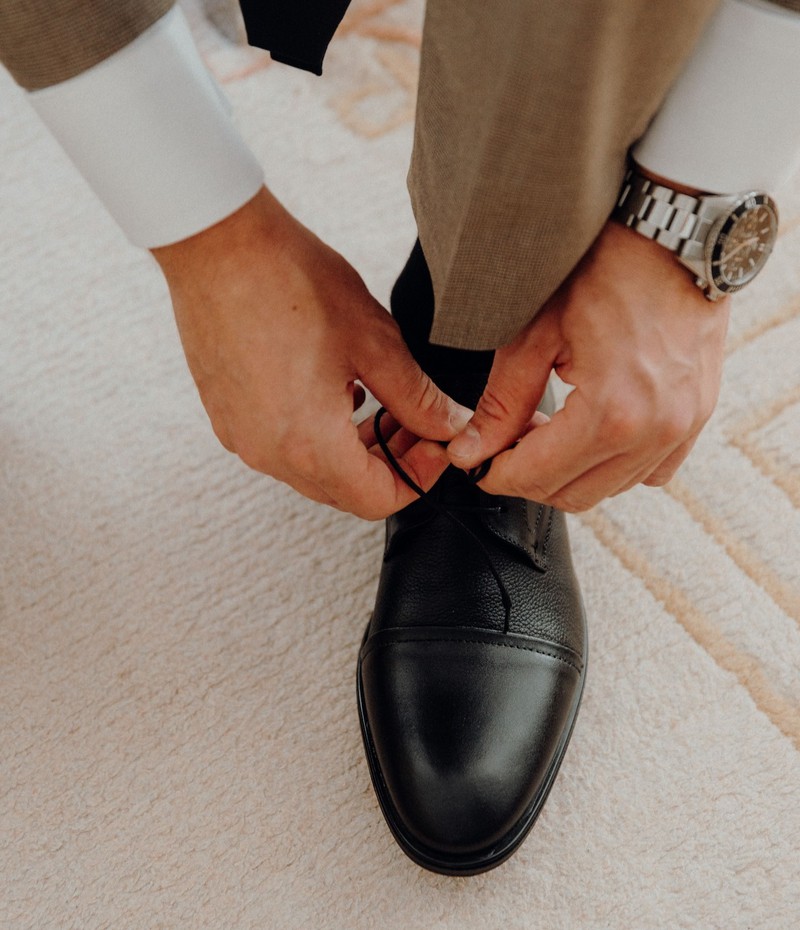 Ein Mann sollte beim ersten Date schlichte Schuhe anziehen