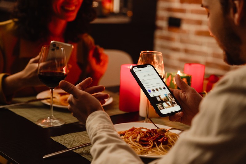 Frauen achten beim ersten Date auf das Handy des Mannes