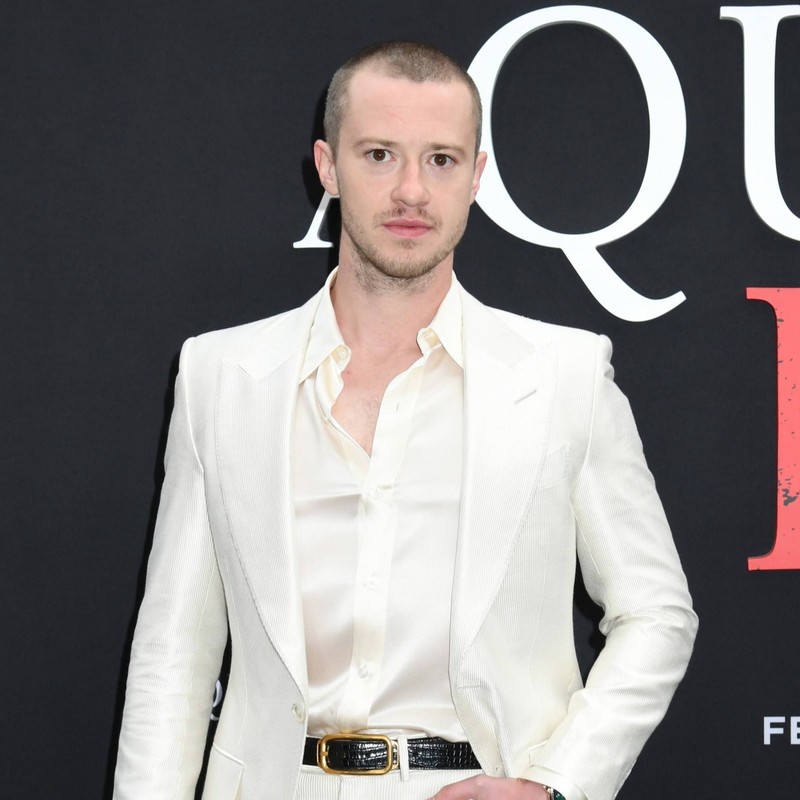 Viele Männer mit Geheimratsecken, wie Schauspieler Joseph Quinn, setzen auf den Buzz Cut.