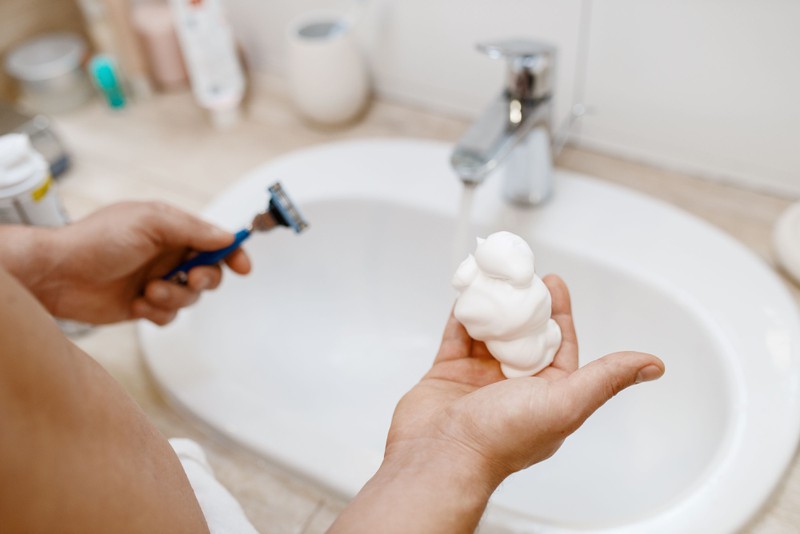 Wenn du dich rasierst oder trimmst, solltest du darauf achten, das Bad auch wieder in einem reinlichen Zustand zu verlassen.