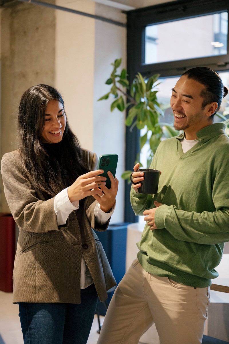 Frauen hassen es, wenn Männer sich ständig zum Deppen machen.