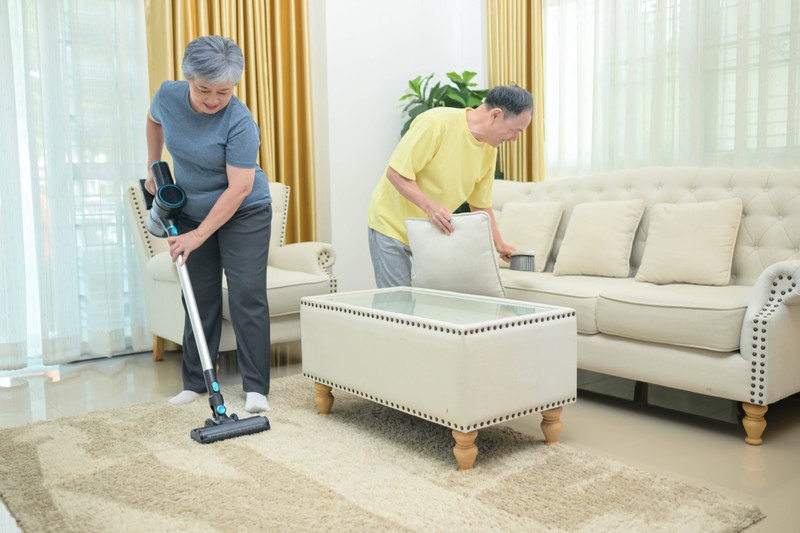 Hausarbeit sollten sich Männer und Frauen teilen.