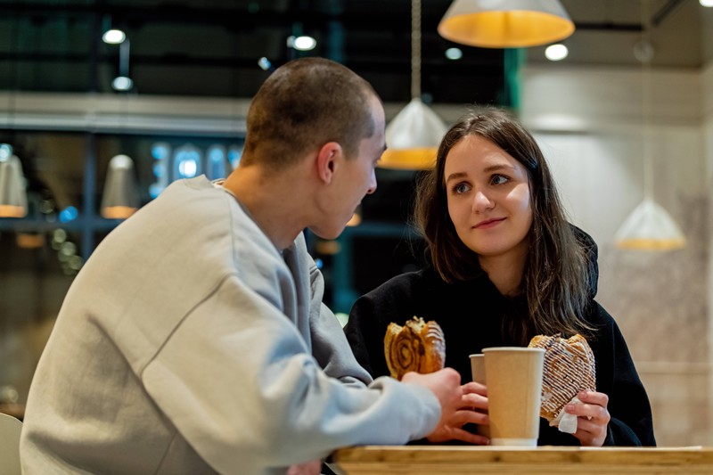 Männer sollten nicht mit Komplimenten bei Frauen geizen.