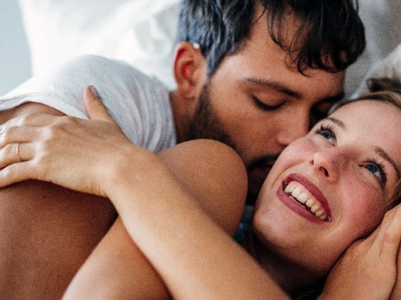 Nach einer alkoholischen Nacht sollte man(n) seine Frau nicht mit Küssen wecken.