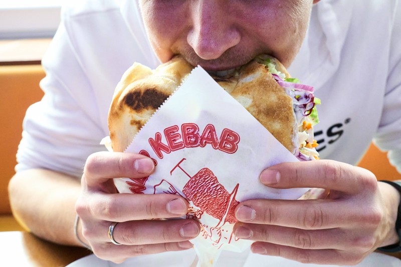 Wer Küssen möchte, sollte vor dem Date auf Knoblauch und Co. verzichten.