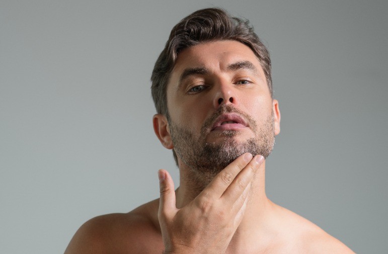 Zu viel Aftershave wird keinem Mann helfen, dass das Küssen bei Frauen besser ankommt.