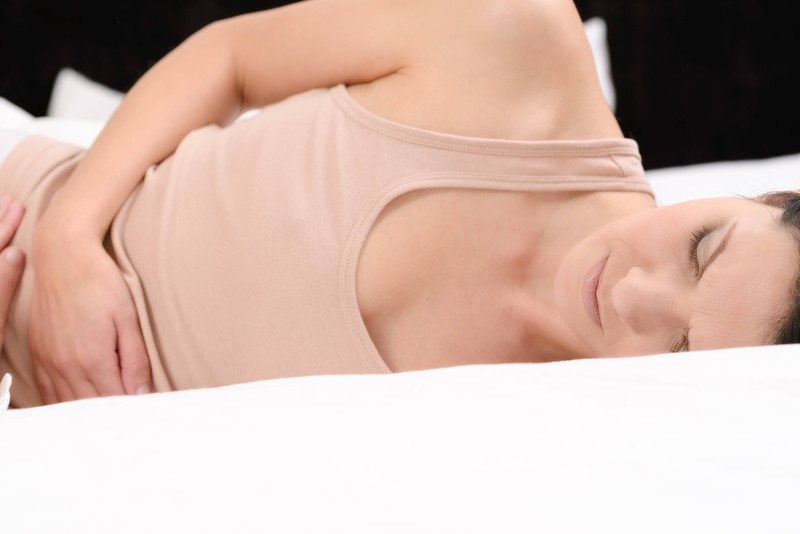 Intimität während der Periode kann mit Krämpfen helfen.