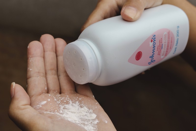 Babypuder ist ein kleiner Geheimtipp gegen Schweiß am Po.