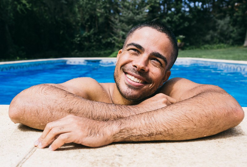 Besonders im Sommer ist bei vielen Männern der Wunsch nach einem Sixpack groß.