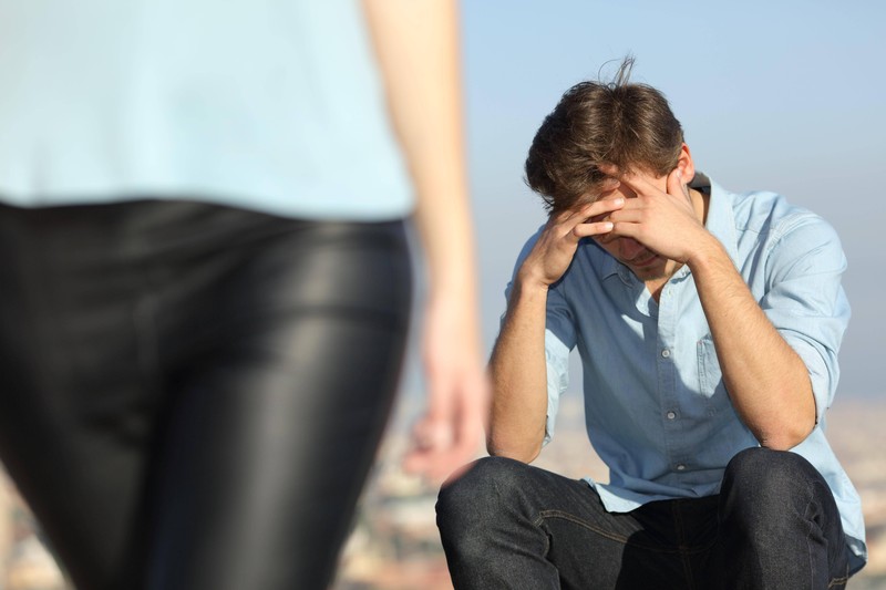 Manchmal trennen sich Frauen von ihrem Partner, weil sie einen anderen Mann kennengelernt haben, der in ihnen Gefühle auslöst.