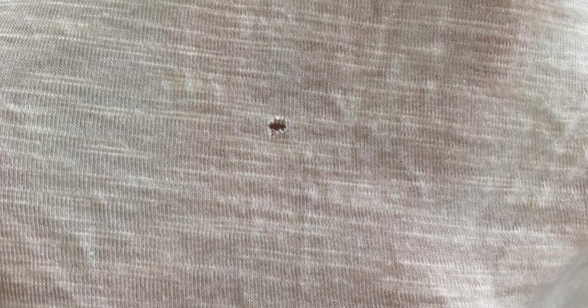 Woher kommen die nervigen kleinen Löcher in TShirts?