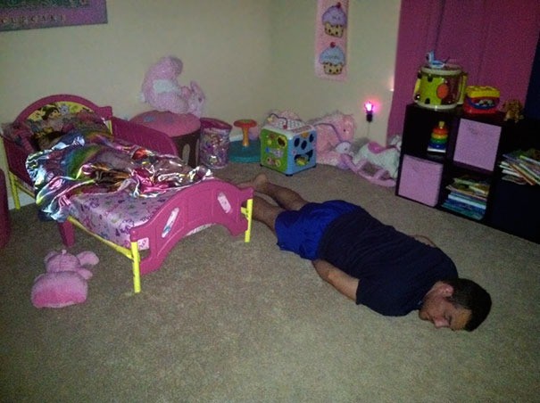 Der Vater schläft einfach auf dem Fußboden neben seiner Tochter