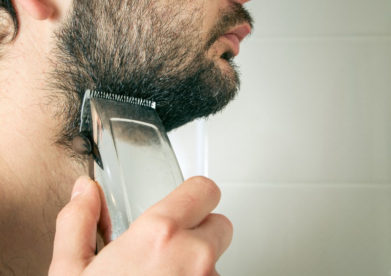 Beim Bart trimmen machen viele Männer Fehler.
