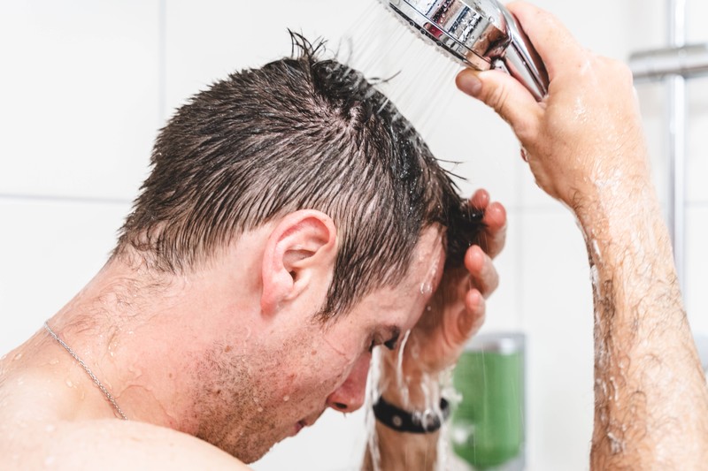 Das Wasser, mit dem man seine Haare wäscht und duscht, kann ebenfalls Auswirkungen auf die Kopfhaut haben