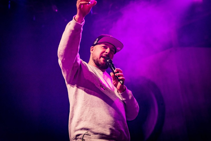 Rapper Kool Savas bei einem Konzert.