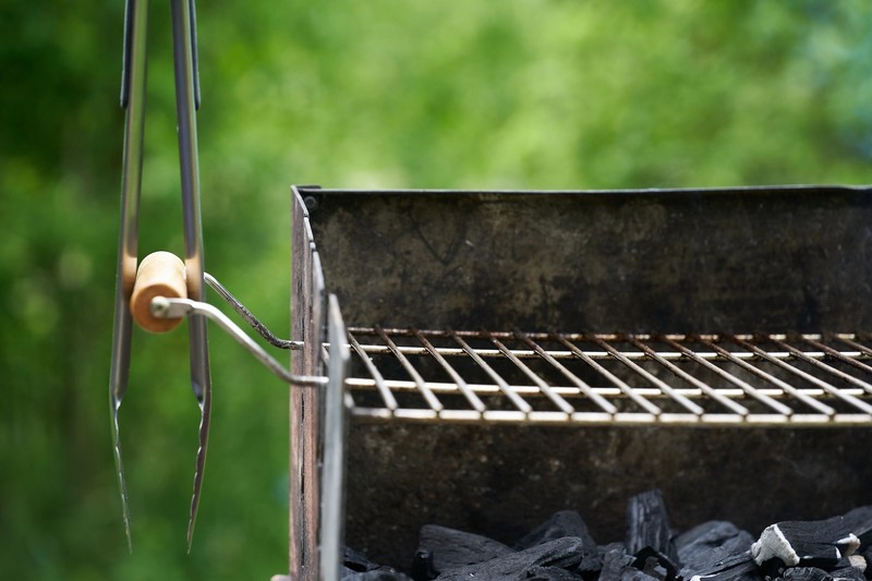 Für Holzkohlegrills wird bestimmtes Zubehör benötigt.