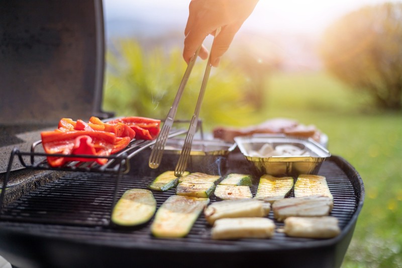 Mit dem richtigen Zubehör sind Camping-Grills echte Gamechanger.