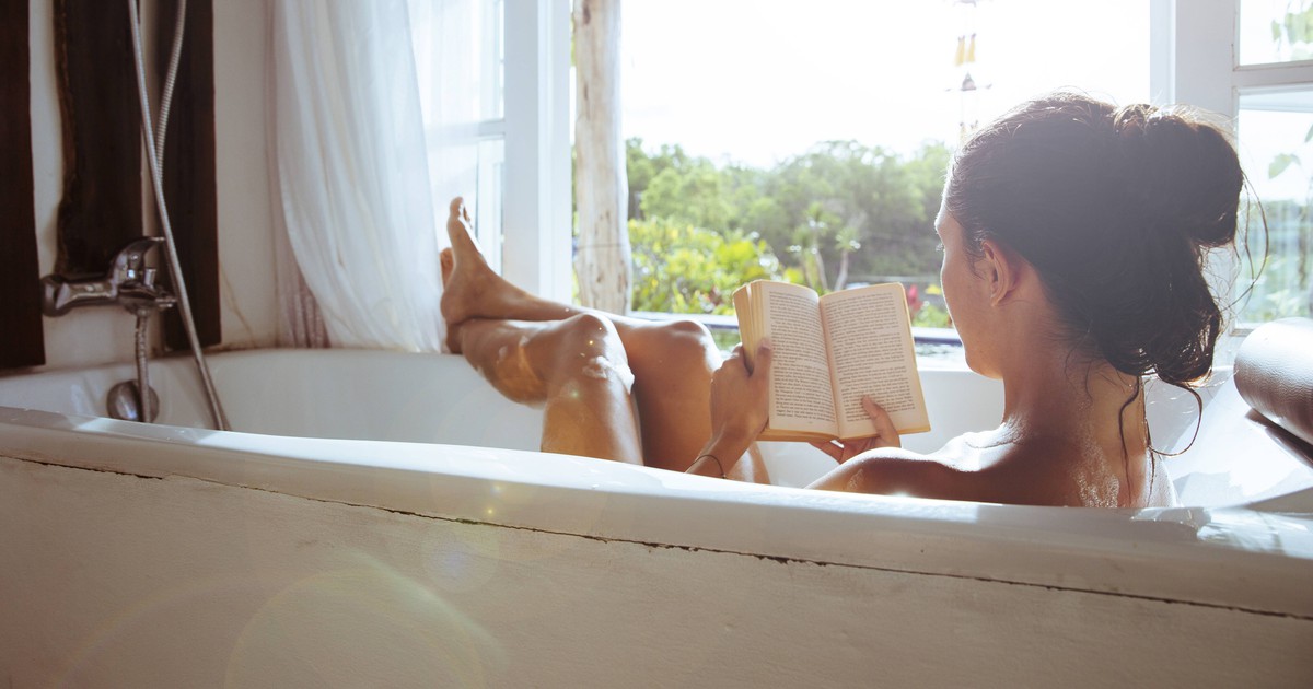 10 Dinge, die Frauen heimlich im Bad machen