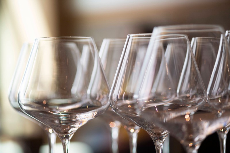 Ein Wein-Tasting bringt das Date auf ein anderes Level.