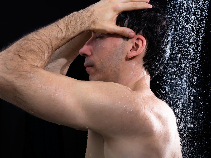 Ein Mann duscht sich