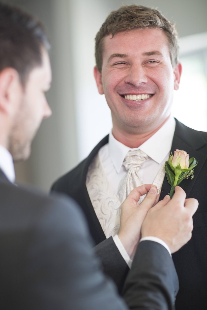 Die Boutonnière ist ein stilvolles Accessoire für festliche Anlässe.