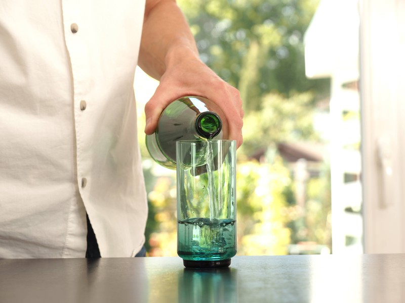 Das morgendliche Ritual, mit einem Glas Wasser in den Tag zu starten, birgt zahlreiche gesundheitliche Vorteile.