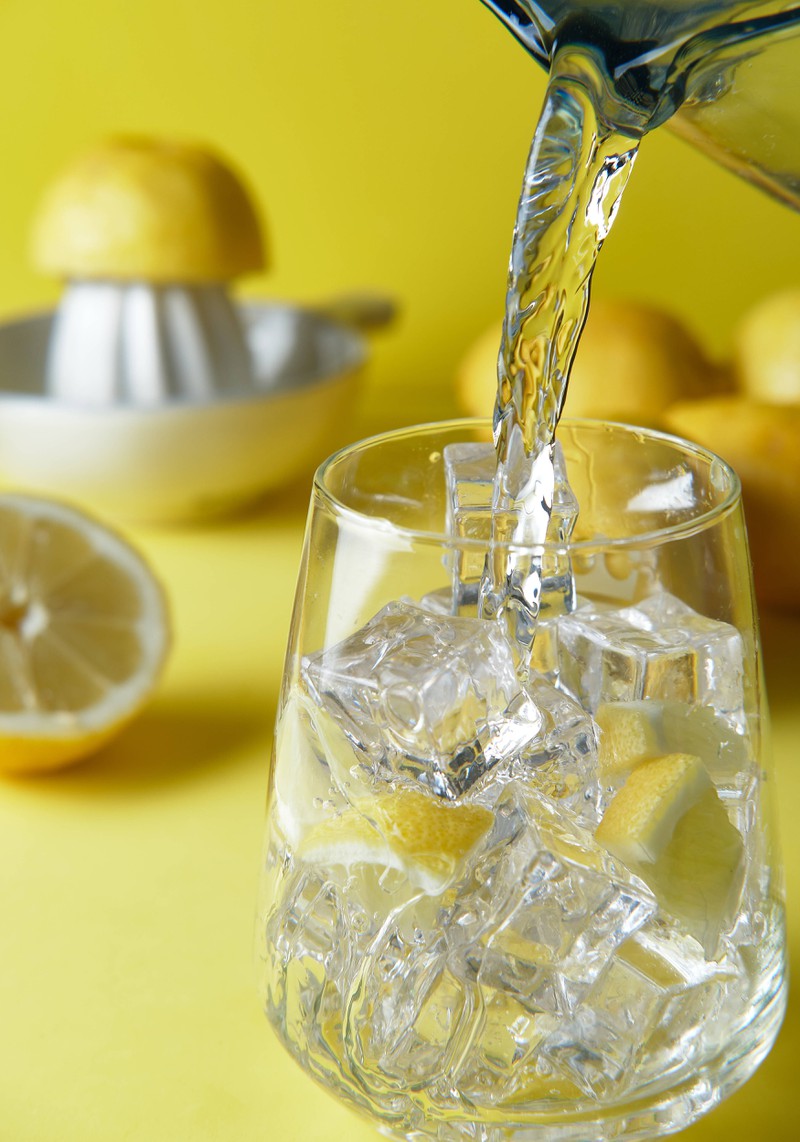 Der Tipp mit dem Zitronenwasser gegen schlechten Atem hilft oft.