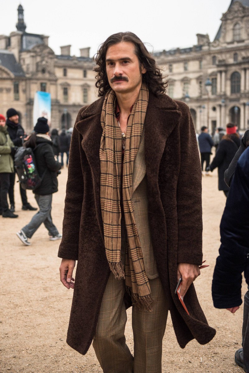 Der Schal als Winter-Klassiker lässt sich auch wunderbar mit Karo-Mustern tragen