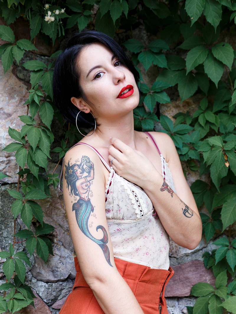 Eine Frau mit Tattoos: Hinter den Bildern steckt eine Bedeutung