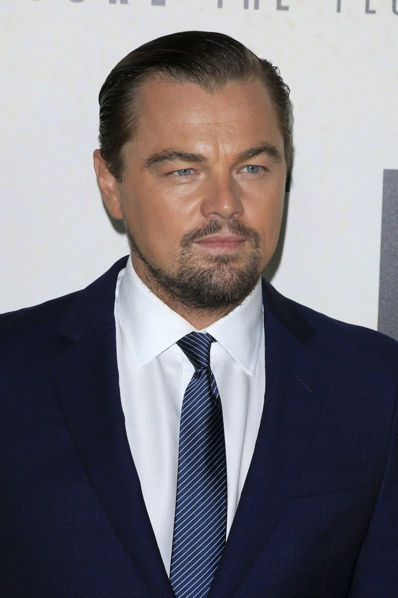 Zu sehen ist Leonardo DiCaprio mit einem Look, der für Männer im Trend ist.