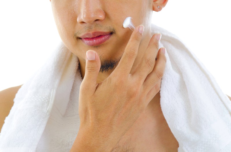 Nach der Rasur ist die Haut oft empfindlich und neigt zu Rötungen und Irritationen. Um diesem entgegenzuwirken, ist die Anwendung einer beruhigenden Aftershave-Lotion von großer Bedeutung.