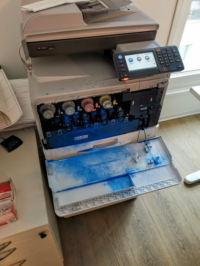Ein Drucker mit ausgelaufener Farbpatrone
