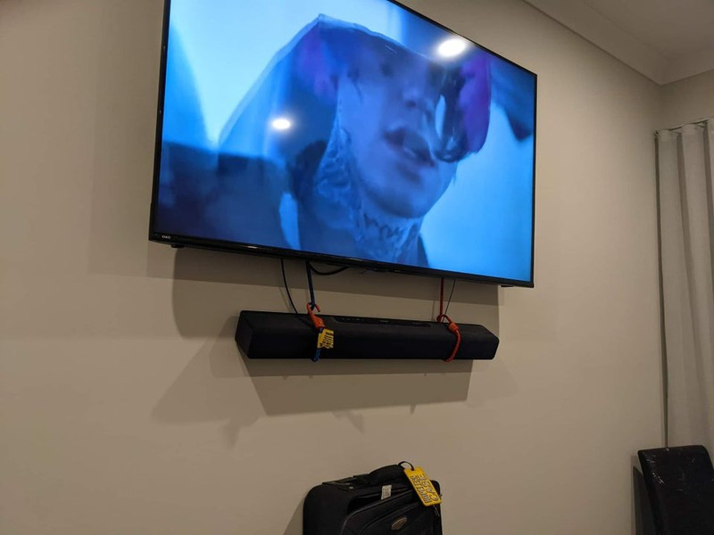 Ein Fernseher hängt an der Wand