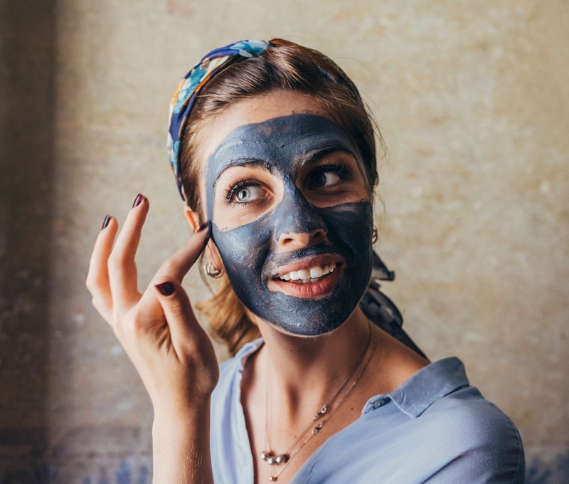 Eine Frau trägt eine Beauty-Maske