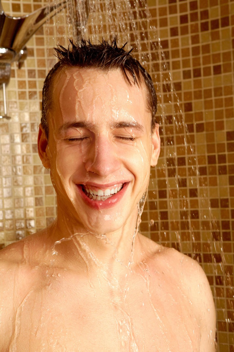 Ein Mann beglückt sich unter der Dusche