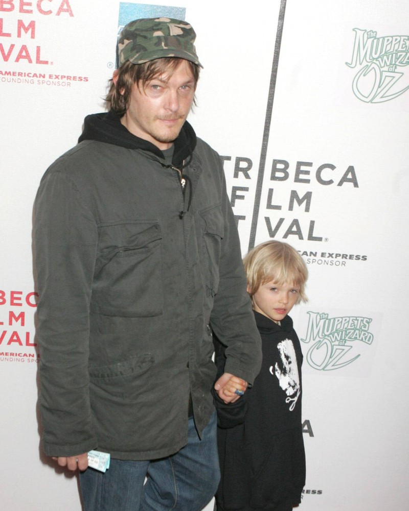 Norman Reedus zeigte sich 2005 zusammen mit seinem Sohn Mingus bei einer Filmpremiere.