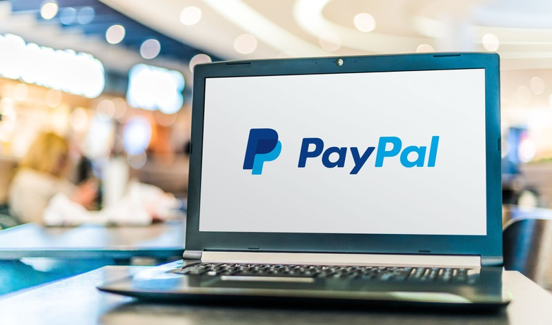 Auch deine Accounts für Finanzdienstleister*innen wie PayPal können gehackt werden.