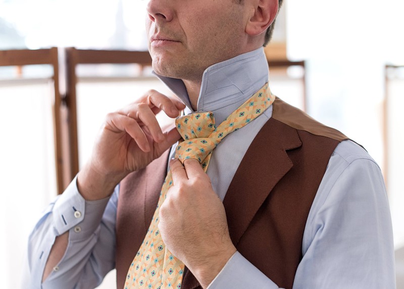Krawatten binden ist für viele Männer gar nicht so einfach.
