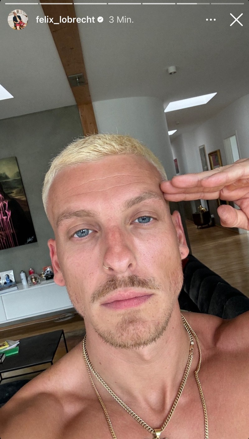 Felix Lobrecht tägt im Sommer 2024 blondierte Haare.